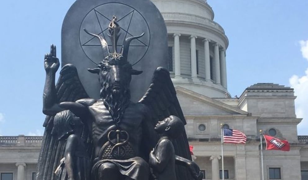 (Video) Satánicos exigen respeto: Revelaron estatuta de Bafometh afuera de edificio de gobierno en Estados Unidos