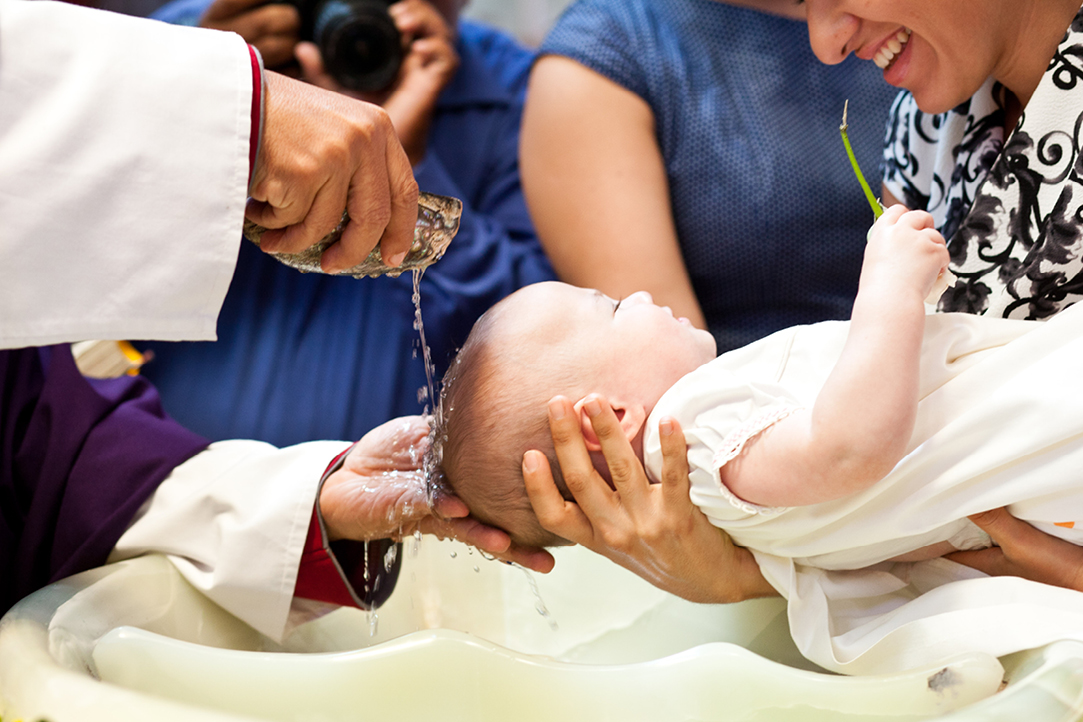 Papa Francisco pide a padres bautizar a los niños antes de que ellos elijan