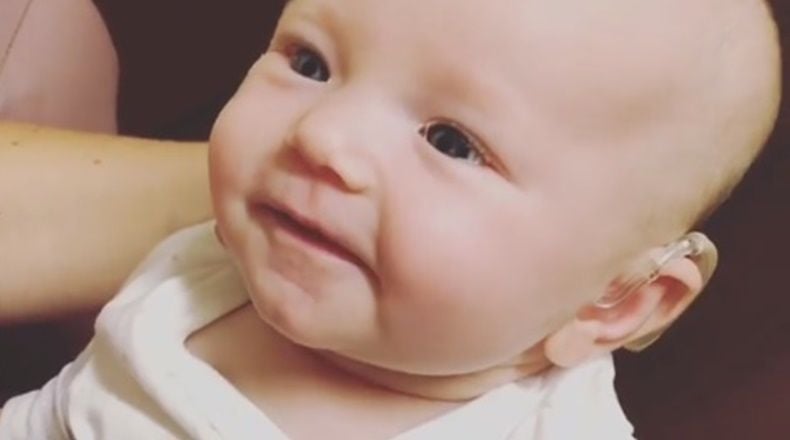 (Video) ¡Conmovedor! Bebé sorda escucha por primera vez a su mamá decirle “te amo”