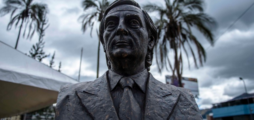 Alcaldía de Quito retiró el monumento de Néstor Kirchner para seguir «fiel» a sus «principios»