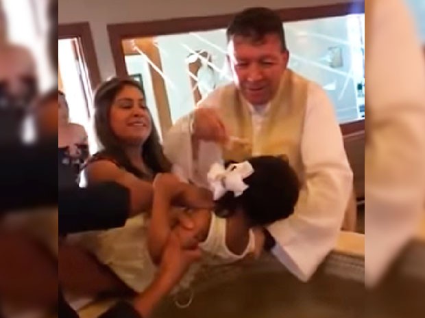 (Video) Una niña comenzó a insultar al sacerdote que la estaba bautizando