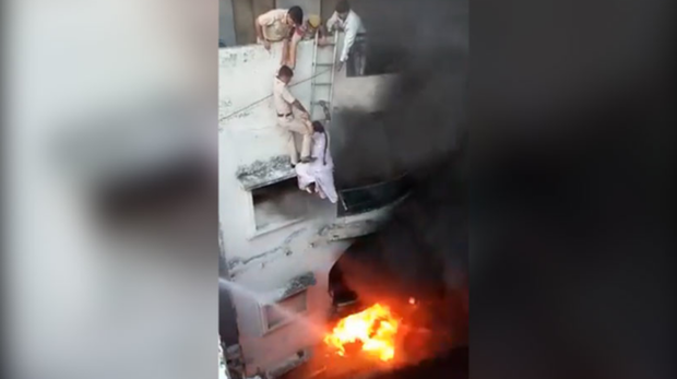 (Video) Rescatan de manera heróica a mujer atrapada en un incendio