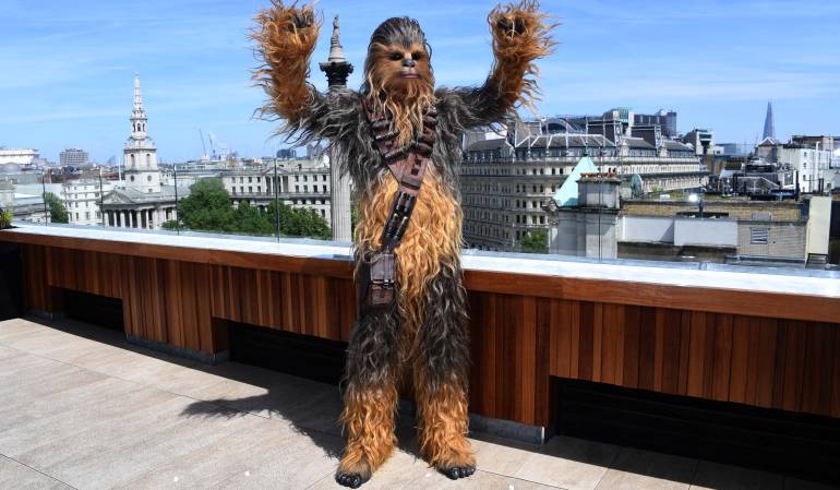 (Foto) Chewbacca se apareció en la toma de posesión de Iván Duque