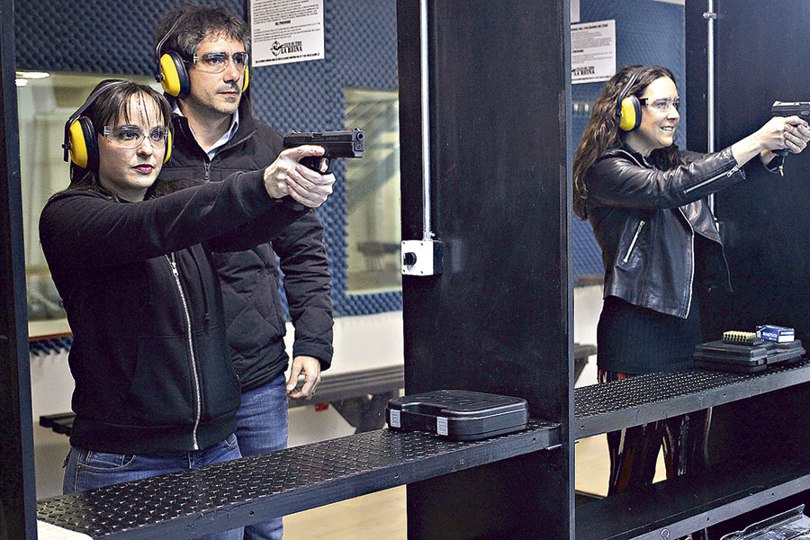 Municipio de La Reina impulsa programa para que los vecinos aprendan a usar armas de fuego