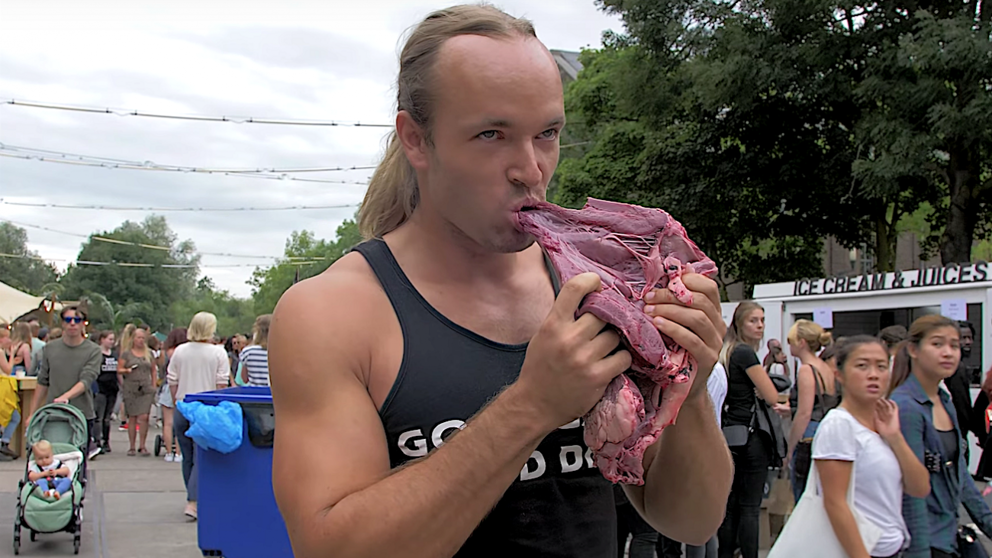 (Video) ¡Da miedo! Youtuber sabotea un festival vegano comiendo carne cruda