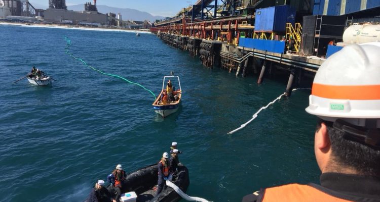 Nuevo derrame de hidrocarburos afectó a la bahía de Ventanas en Puchuncaví