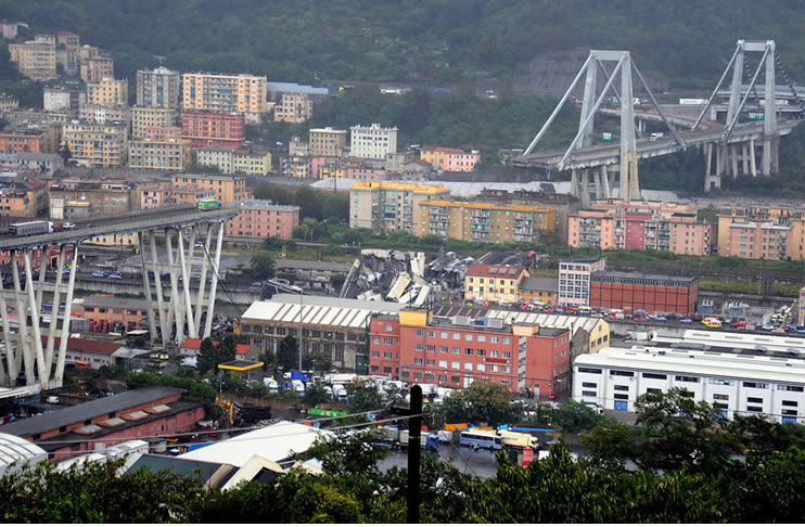 (Video) Se salva de ¿suerte? Queda a pocos metros del desplome del viaducto en Italia