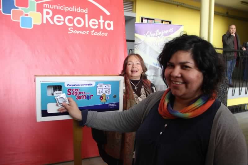 Un paso adelante: Recoleta instala dispensadores de preservativos en los liceos municipales