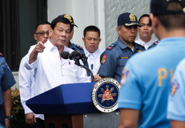 “Son inútiles para mí y una lacra para la sociedad”, les dice Duterte a los policías filipinos
