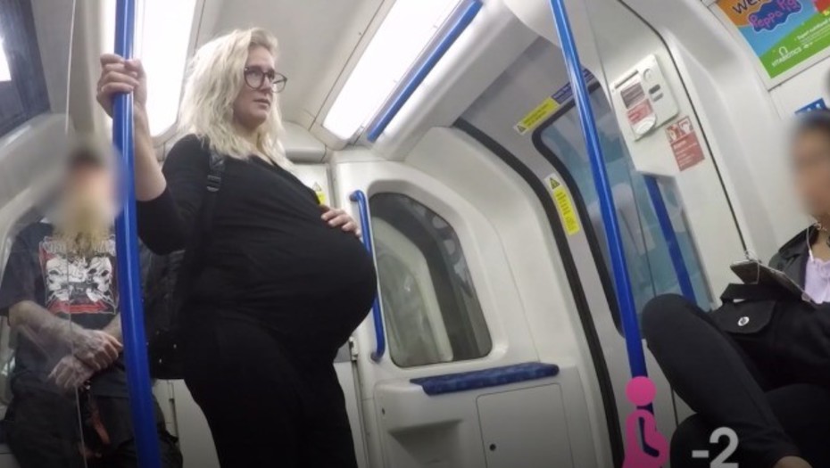 (Video) En el Metro de Londres tampoco dan los asientos a mujeres embarazadas