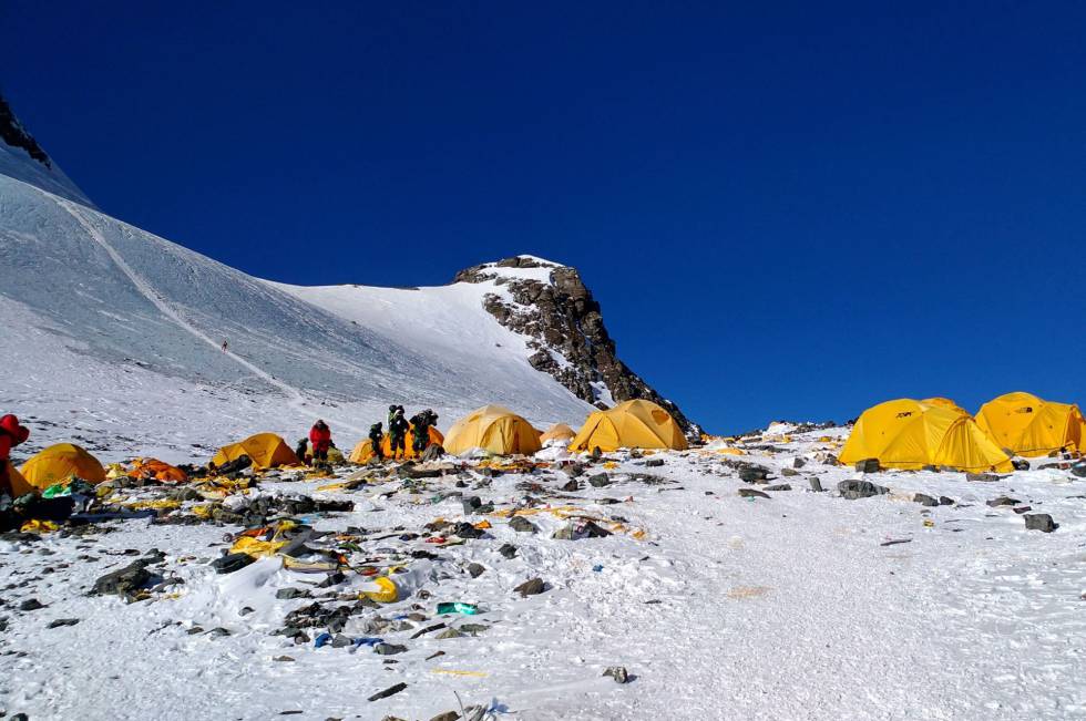 Procesarán las heces de los alpinistas para producir energía en el Everest