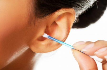 ¡No limpies tus oídos con hisopos! El remedio es peor que la enfermedad