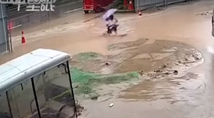 (Video) Dos niñas caen en ‘mega’ hueco tapado de agua y casi se ahogan