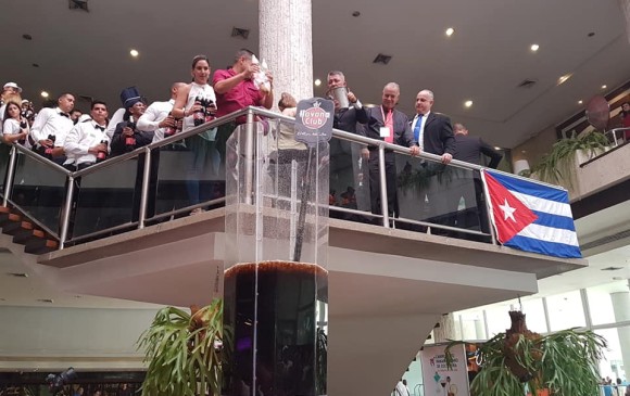 (Video) Cientos de cubanos saborearon el Cuba Libre más grande del mundo