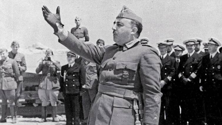 El Gobierno español aprueba decreto para exhumar a Francisco Franco
