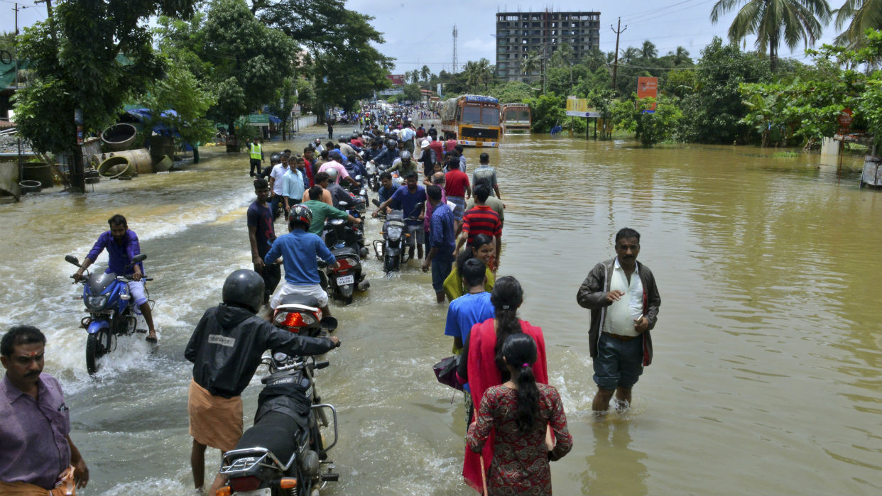 Rescates en la India dejan grandes historias de humanidad pese al azote de la temporada monzónica