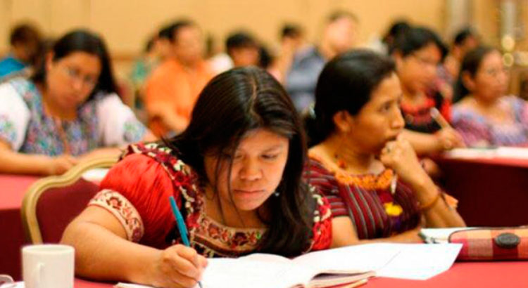 Menos del 1% de los indígenas en México cursan estudios universitarios