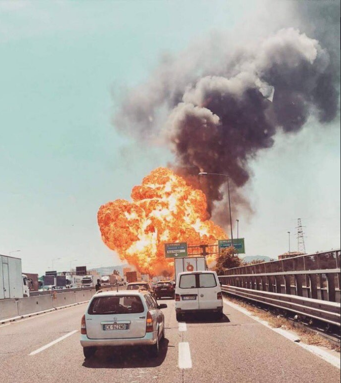 (+Videos, fotos) Fuerte explosión se registra cerca de aeropuerto en Italia