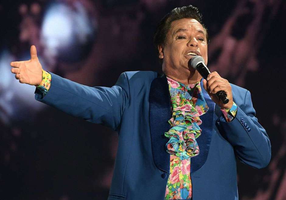 Juan Gabriel fue golpeado por sus hermanos «para que se le quitara lo gay»