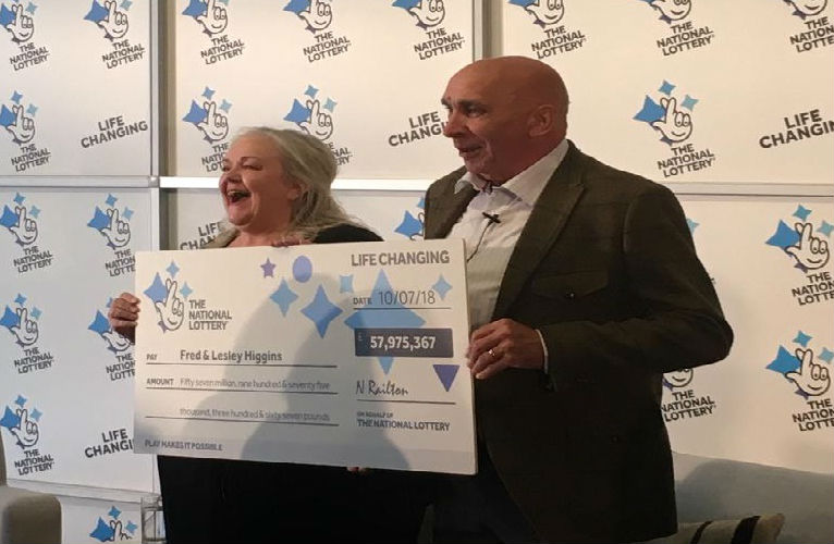 Una pareja gana más de 75 millones de dólares en la lotería pese a que botaron el boleto
