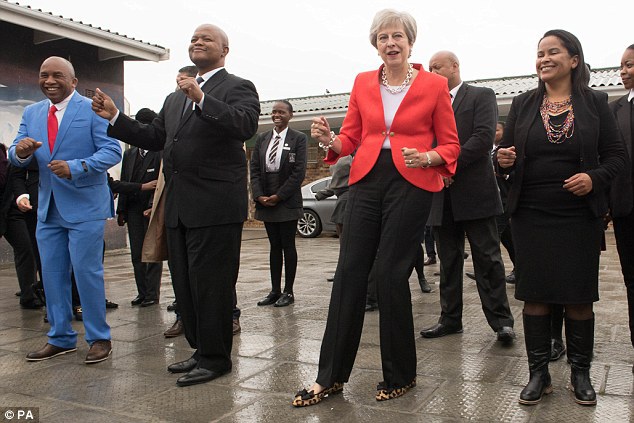(Video) Luego del «Brexit», Theresa May baila para conquistar África