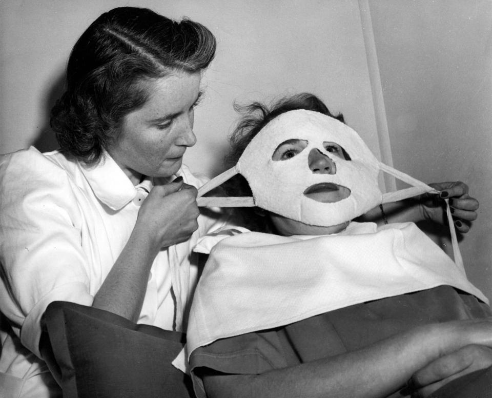(Fotos) ¡Sin botox! Los tratamientos de belleza más extraños y atemorizantes de los años 60