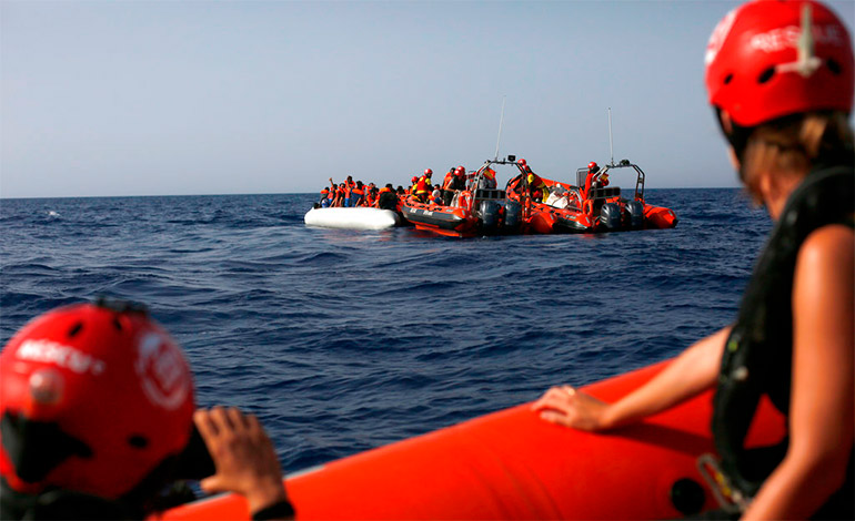 (Fotos) Rescatados en alta mar 361 inmigrantes que intentaban llegar a España