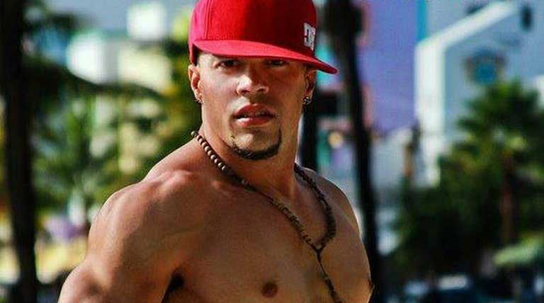 (+Video) Impactantes imágenes: Modelo de Miami mata a batazos a un mendigo que le pidió dinero