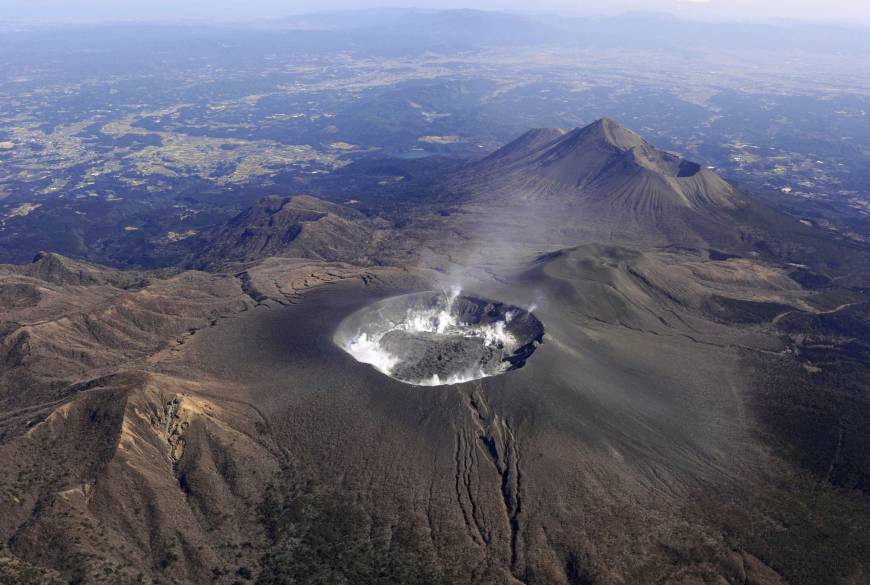 Japón crea un centro de crisis por alto riesgo de erupción de un volcán fuerte