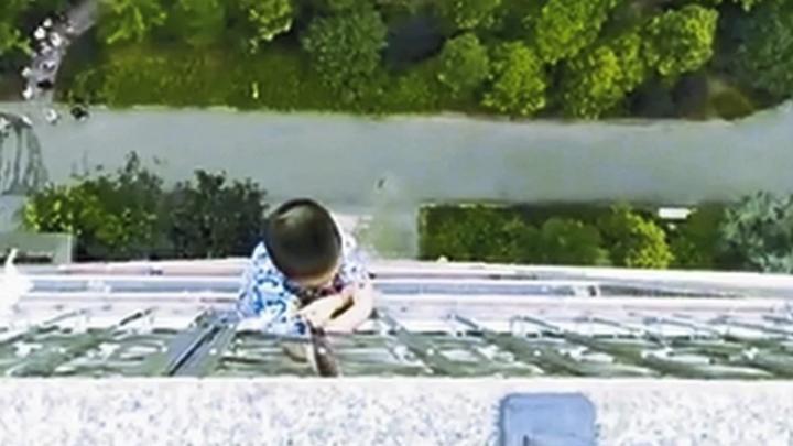 (Video) Niño cae de cuarto piso: sabana improvisada para su rescate no soportó su peso