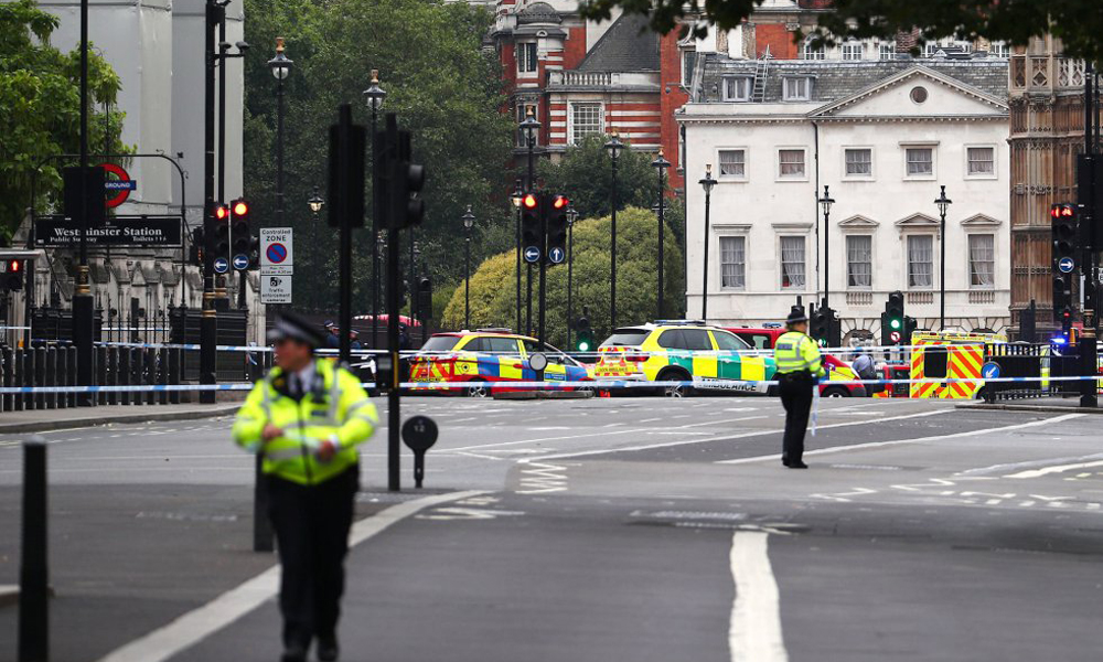 (Video) ¿Ataque terrorista? Choca contra la barrera de seguridad del Parlamento británico