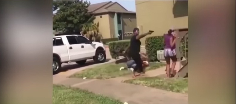 Descabellado momento cuando una madre saca un arma de fuego para defender a su hija