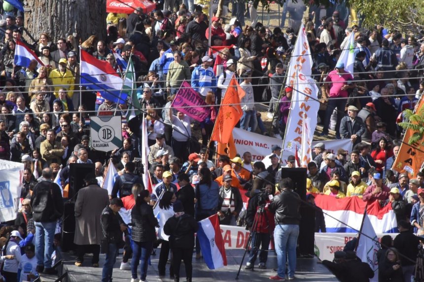 Trabajadores paraguayos frenaron la aprobación de la Ley de Pensiones en el Senado