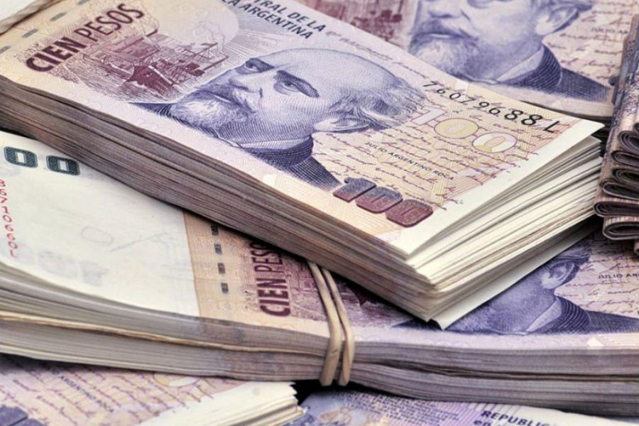 Peso argentino desciende a 32 unidades por dólar y alcanza pico histórico