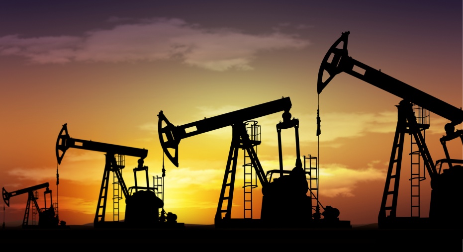 Reducciones inesperadas en la producción de petróleo mantienen volatilidad del mercado