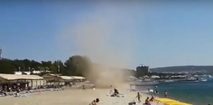 (Video) Tornado sorprende y arrasa con las pertenencias de los bañistas en una playa