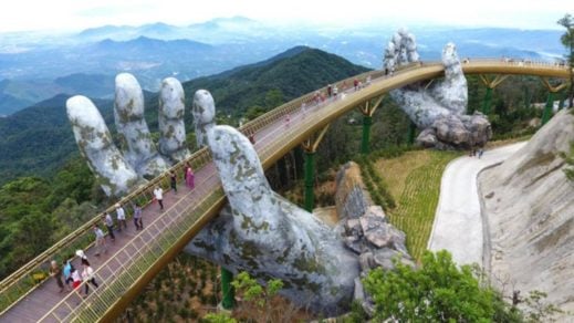 Sorprendente «Puente de Oro» sujeto por dos manos gigantes de piedra (+VIDEO)