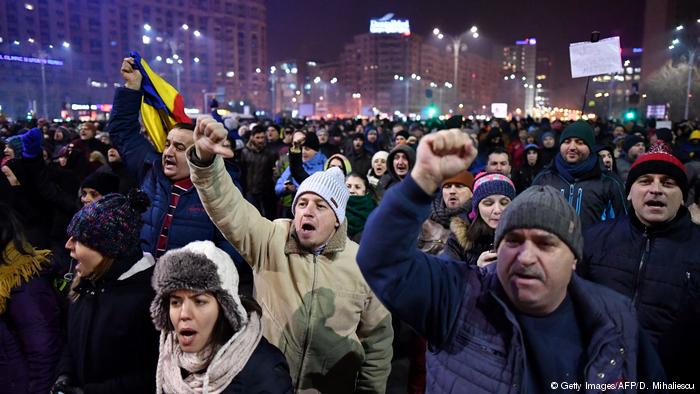 (Video) Protestas en Rumania dejan al menos 247 personas heridas