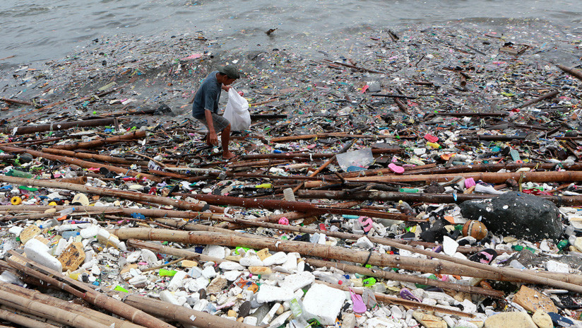 (Video) Ola gigantesca de basura plástica azotó a una playa en Filipinas