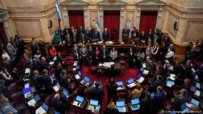 Senadores argentinos debaten el proyecto de legalización del aborto