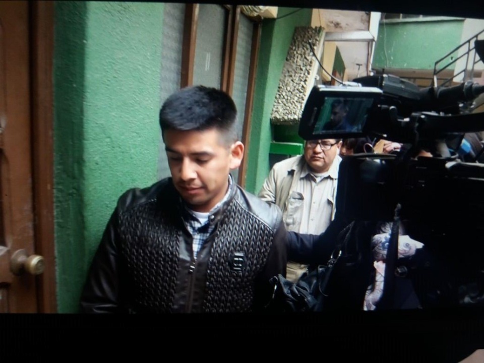 ¡Por andar en prostíbulos! Expulsado custodio que dejó robar símbolos patrios bolivianos