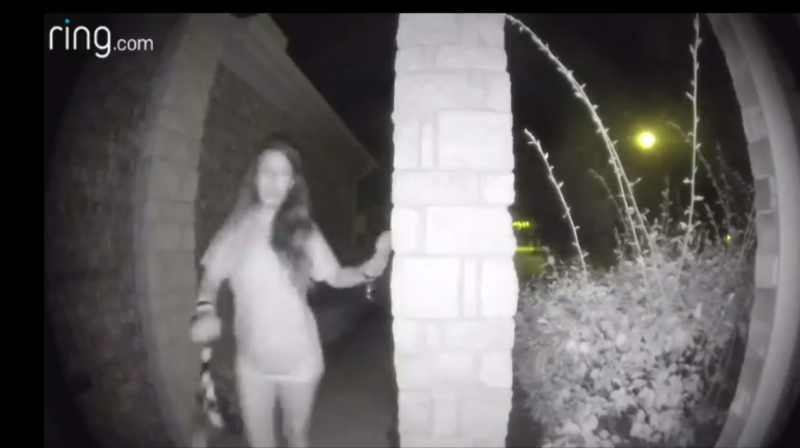 (Video) Policía busca a mujer con grilletes que pedía auxilio a los vecinos