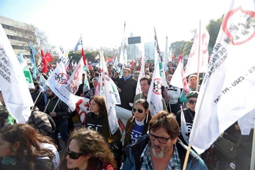 Trabajadores uruguayos convocan un paro nacional para exigir mejoras salariales