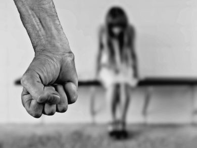 Si empujas a una mujer en España, la justicia puede dictarte prisión de 6 a 12 meses