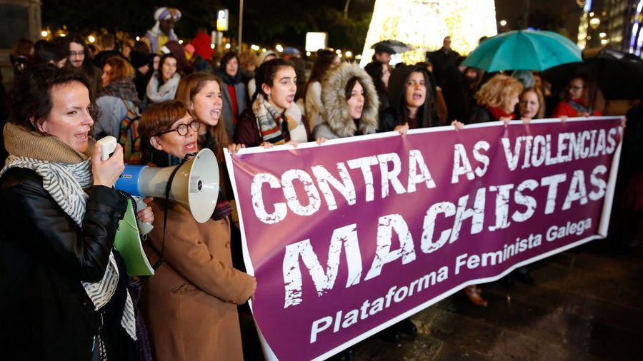 Miles de mujeres manifiestan en Galicia contra la violencia machista