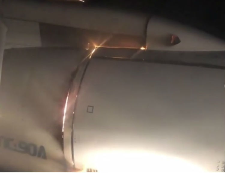 (Video) Se incendia en pleno vuelo un motor de un avión y los pasajeros lo graban