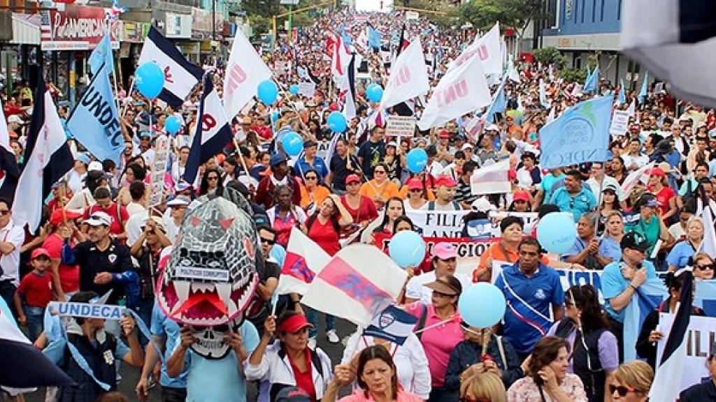 Trabajadores bloquearon vías para rechazar un paquetazo fiscal en Costa Rica