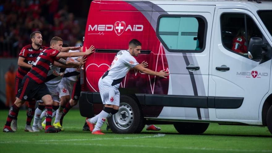 Futbolistas deben empujar ambulancia averiada que trasladaba a un compañero