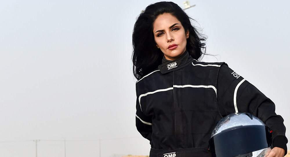(Fotos) Una piloto saudí sueña con entrar en la selección femenina de automovilismo
