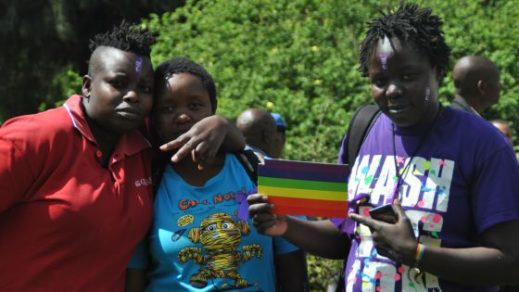 Testimonio: Su madre la encerró con un hombre borracho para que la violara y le quitara lo lesbiana